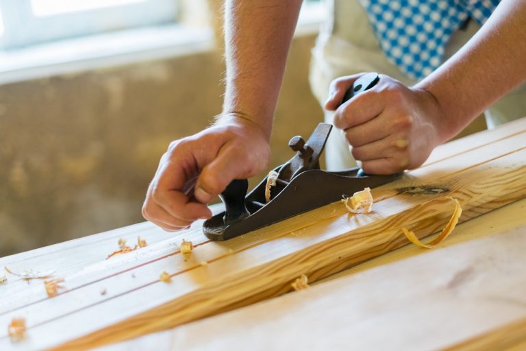 Application exigeante de l'ébénisterie intérieur et extérieur