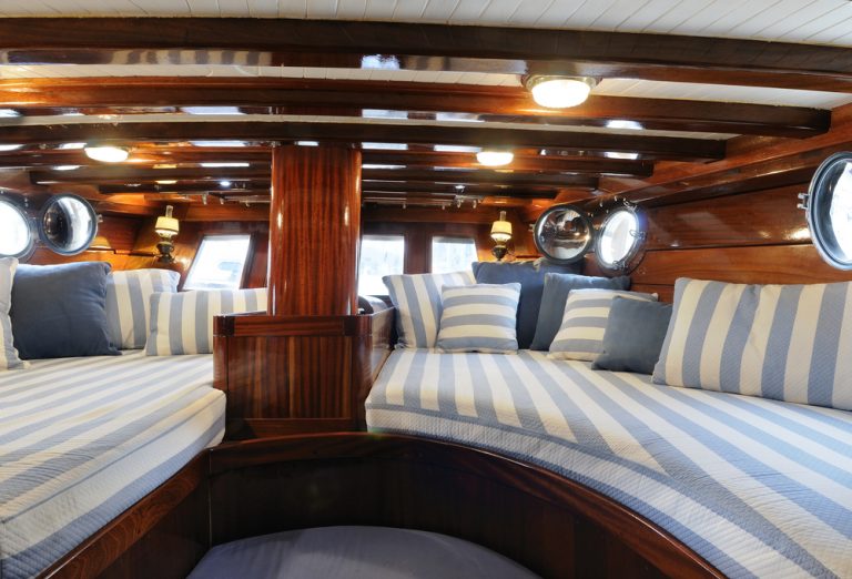 revêtements intérieur en bois d'un bateau de luxe