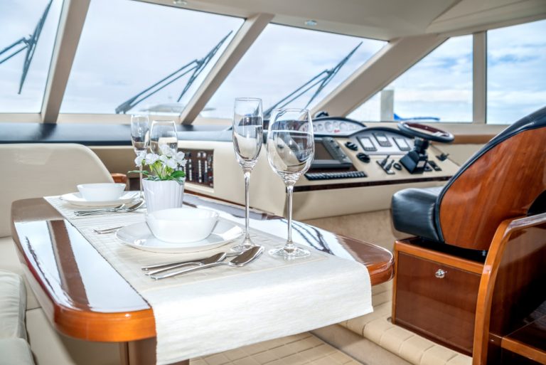 meubles en bois dans un intérieur de bateau