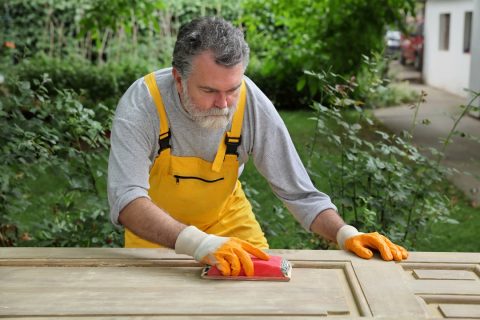 ébéniste travaillant le bois