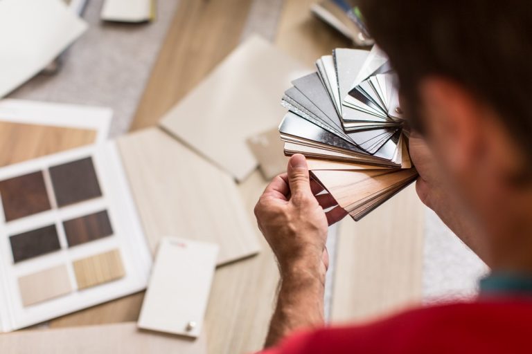 ébéniste étudiant les couleurs de bois, trouver son ébéniste